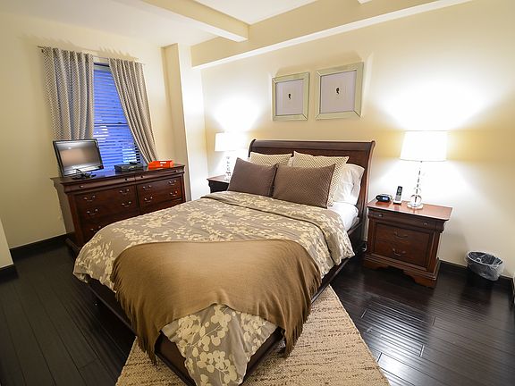 3rd image of 150 W 51st St APT 1015