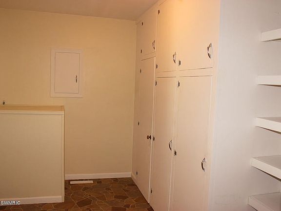 5th image of 411 Adrian St