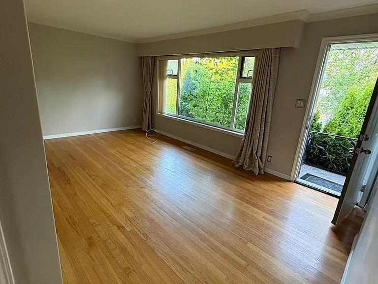 910 Robinson St #UPPER — Photo 1