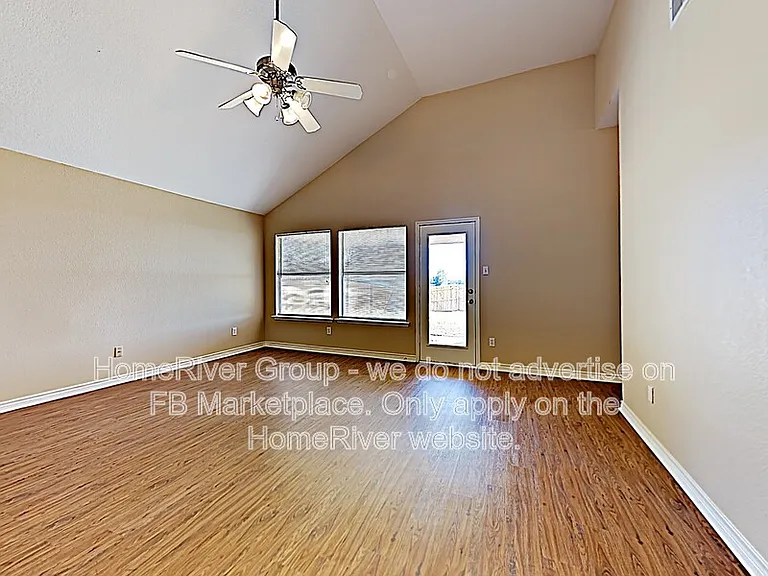 313 Charleston Dr — Photo 3