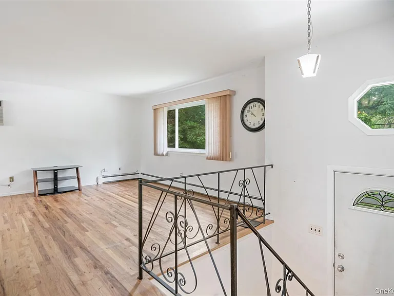 39 Wolfhollow Rd — Photo 4