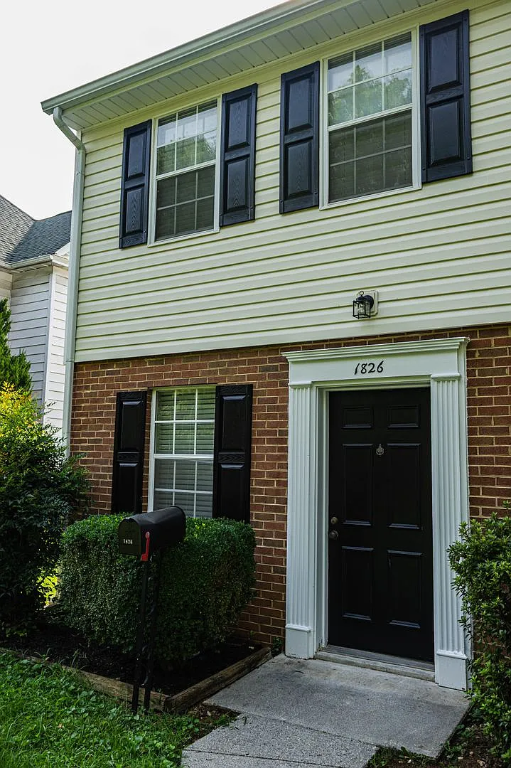 New Listing! — Photo 2