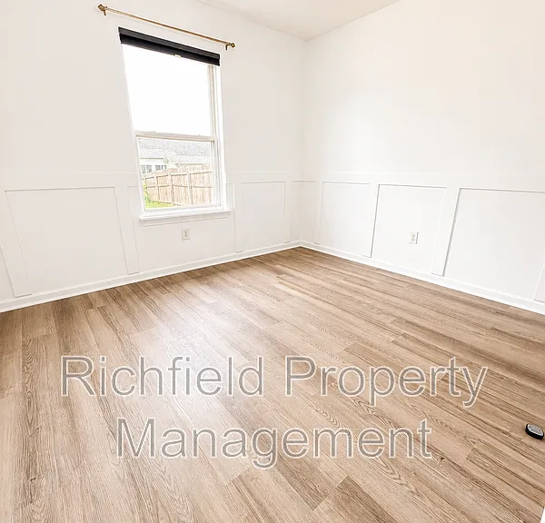1704 Crimson Ln — Photo 3