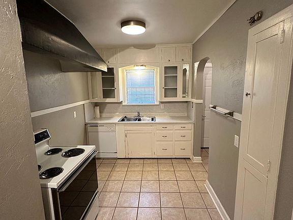 4th image of 1015 NW 40th St