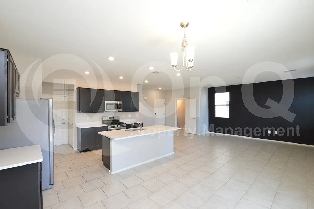 4 bed, 2.5 bath, 1927 sqft, $1,895 — Photo 4