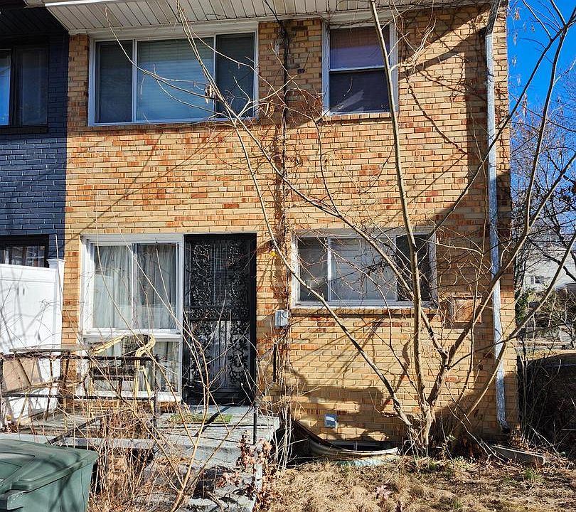 2nd image of 4928 8th St NE