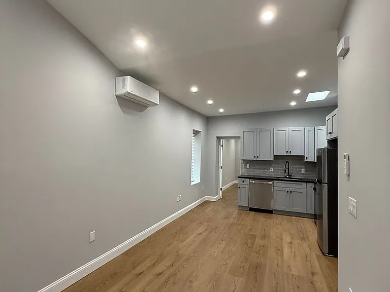 4722 Wellington St — Photo 2