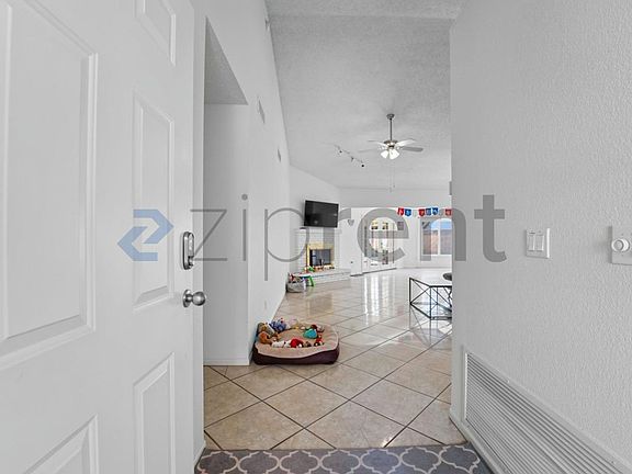 5th image of 1157 E Encinas Ave