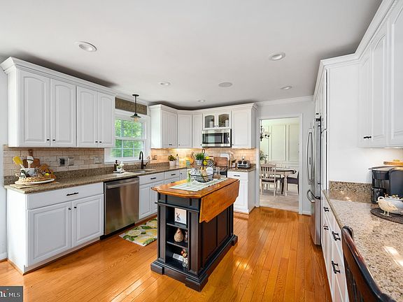3rd image of 8058 Oak Crest Ln