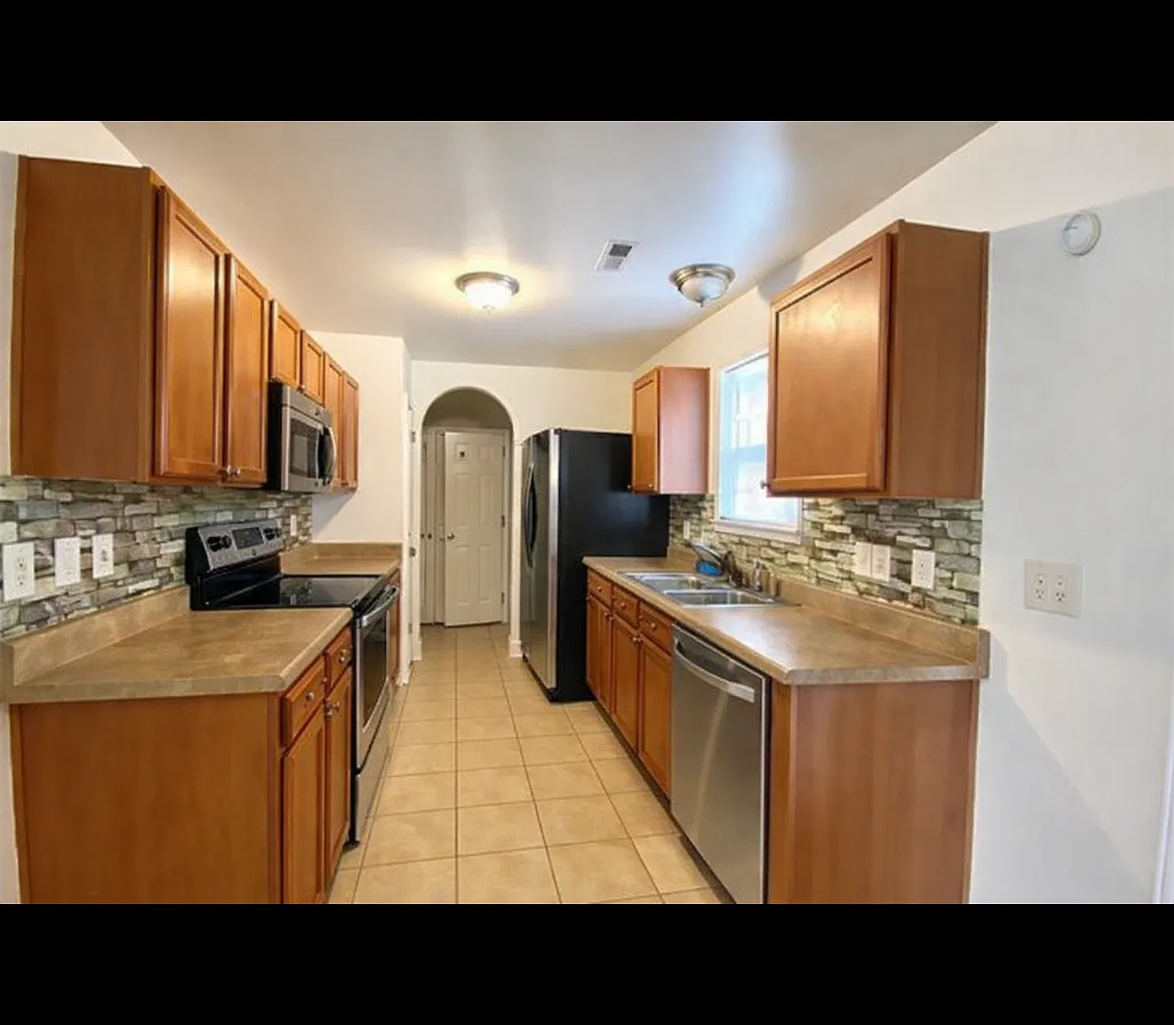 3 bed, 2.5 bath, 1440 sqft, $2,100 — Photo 3