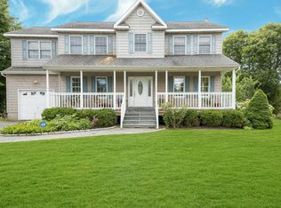 2 Lighthouse Rd, Hampton Bays, NY 11946