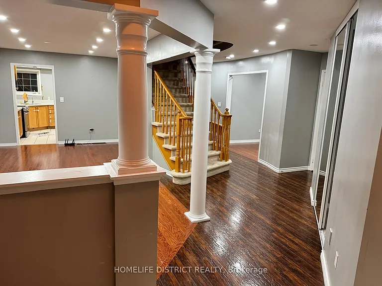 1100 Ashgrove Cres — Photo 49