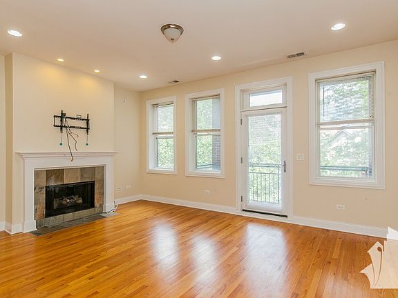 3rd image of 1039 W Newport Ave #2B