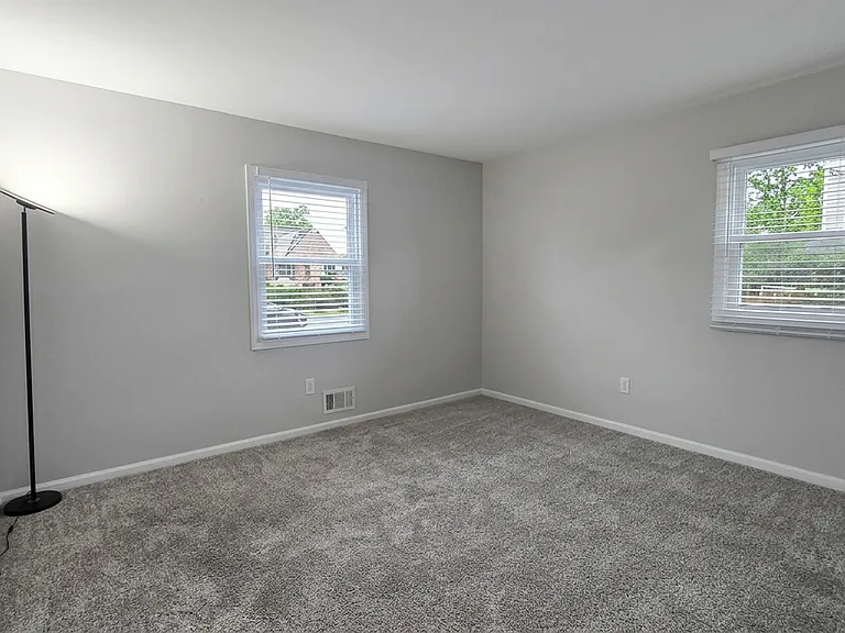 1032 Valley Stream Rd — Photo 12