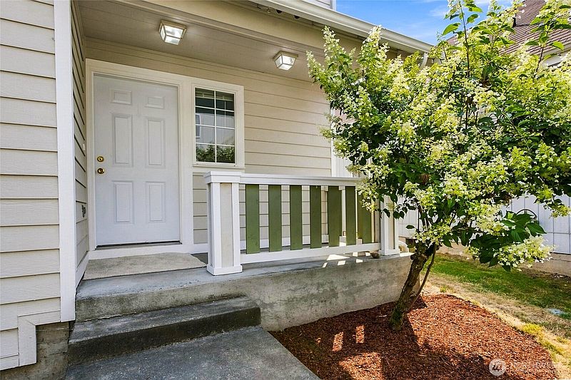 2nd image of 910 27th Avenue SE