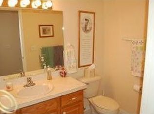 5028 Harbor Oak Dr #1, Waterford, MI 48329