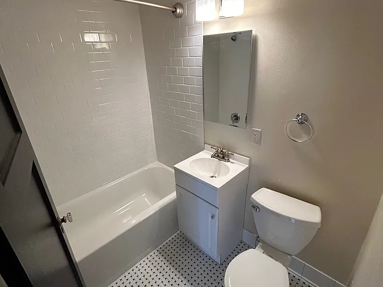 Chateau Apartments — Photo 14