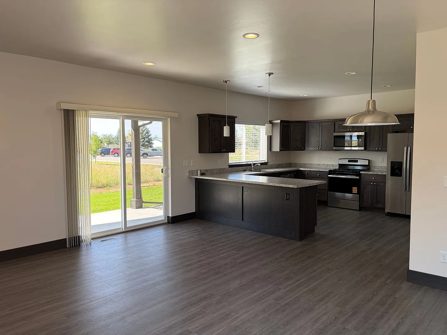 Brand New 3 Bed 2.5 Bath with double attached garage in Belgrade — Photo 3