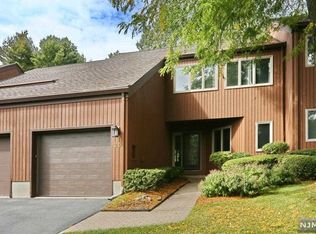 20 S Bayard Ln, Mahwah, NJ 07430