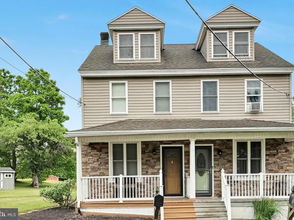 17 SW Lawn Rd, Pottsville, PA 17901