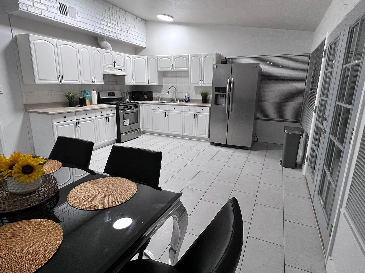 4 bed, 1418 sqft, $2,800 — Photo 2