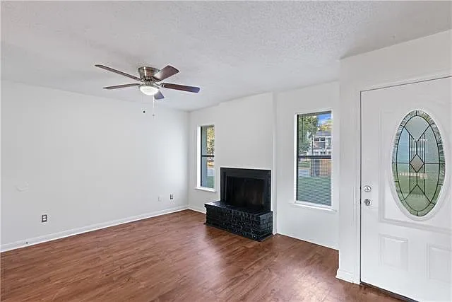 2 bed, 1.5 bath, 1100 sqft, $1,600 — Photo 2