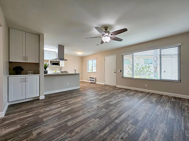 Parklane Apartments — Photo 28