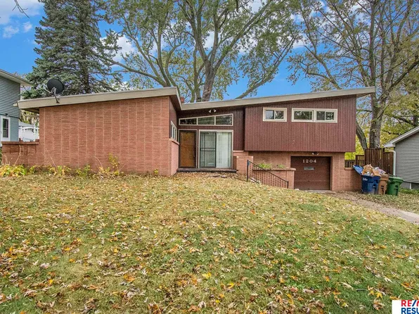 1204 Skyview Dr, Bellevue, NE 68005