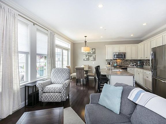 4th image of 68 Parkview St