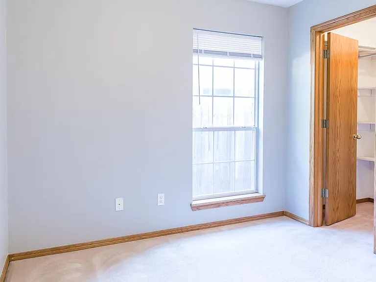 211 Oakdale Dr — Photo 2