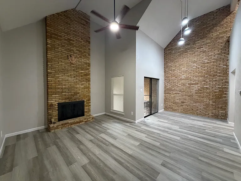 2000 Fleur De Lis Ct — Photo 2