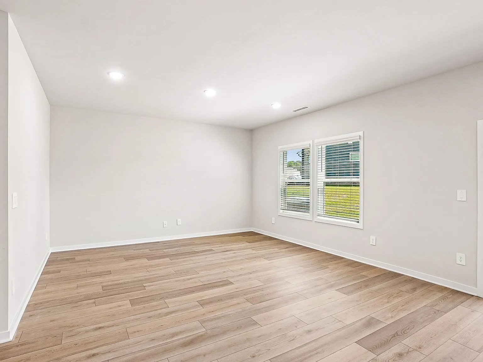 4 bed, 2.5 bath, 2514 sqft, $2,395 — Photo 3