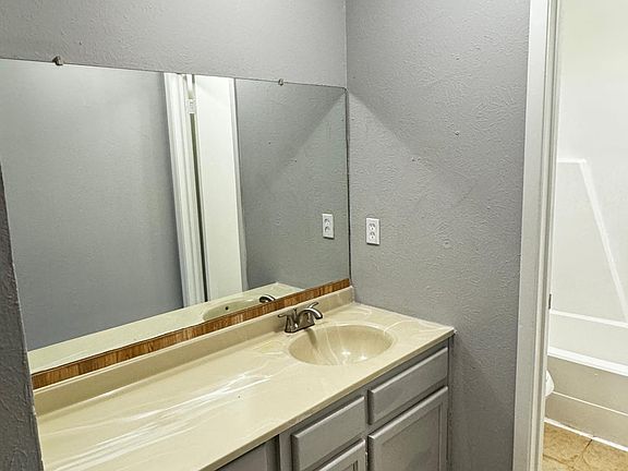 4th image of 5410 Brookhollow Dr