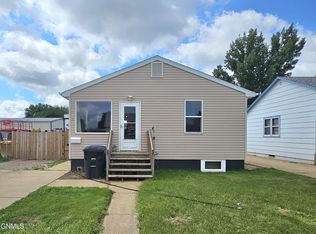 445 1st St SW, Dickinson, ND 58601
