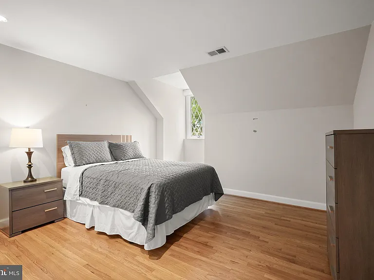 9809 Hall Rd — Photo 40