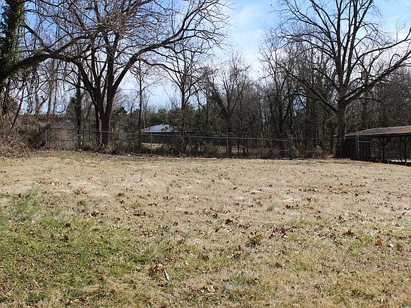 3rd image of 1601 Newton Dr