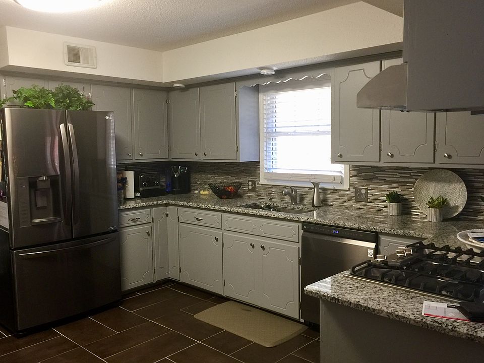 Open kitchen to family room