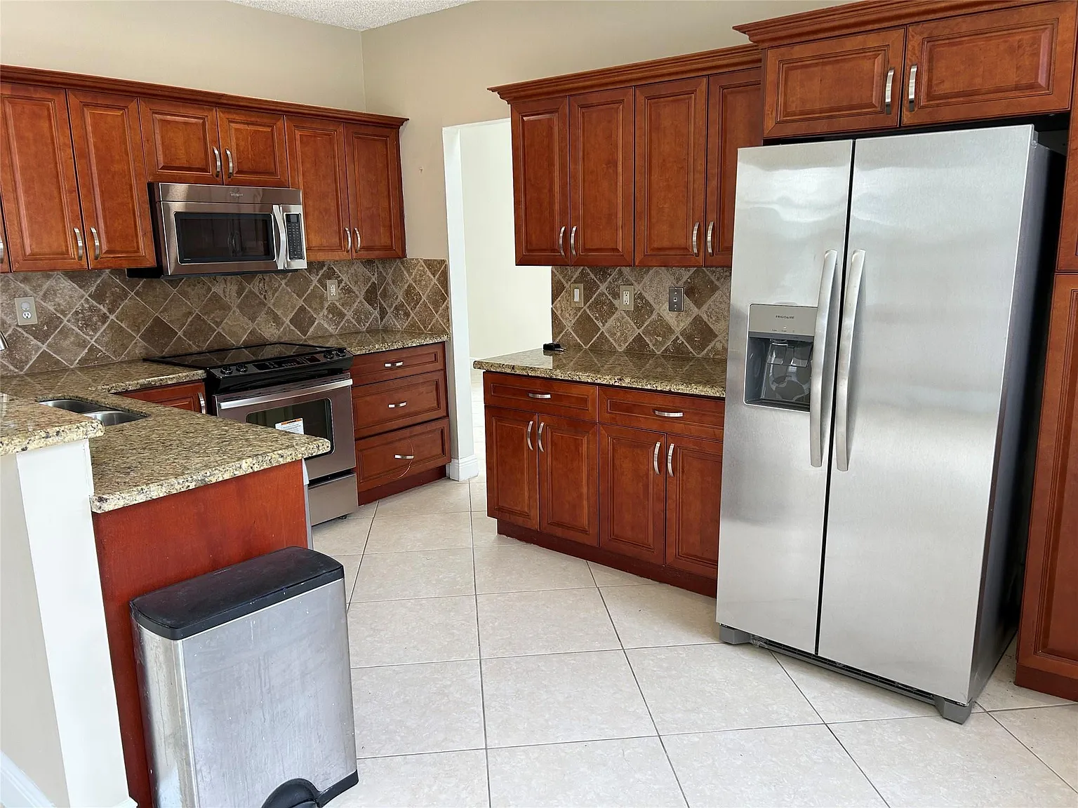 4 bed, 3.0 bath, 2165 sqft, $4,600 — Photo 2