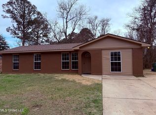 2021 University St, Gautier, MS 39553