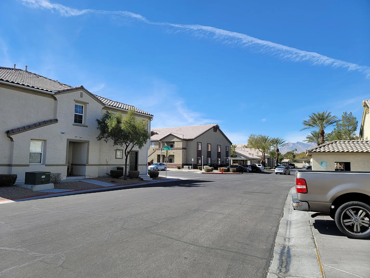 3 bed, 2.5 bath, 1489 sqft, $1,995 — Photo 3