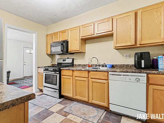 5th image of 3220 Hillcroft Ave SW