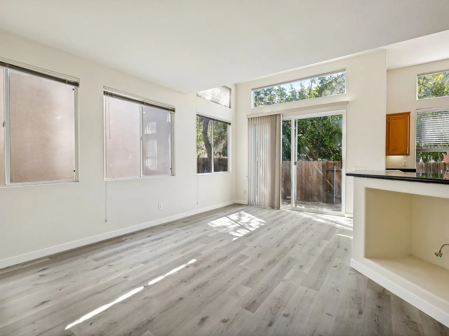 3 bed, 2.5 bath, 1216 sqft, $3,795 — Photo 3