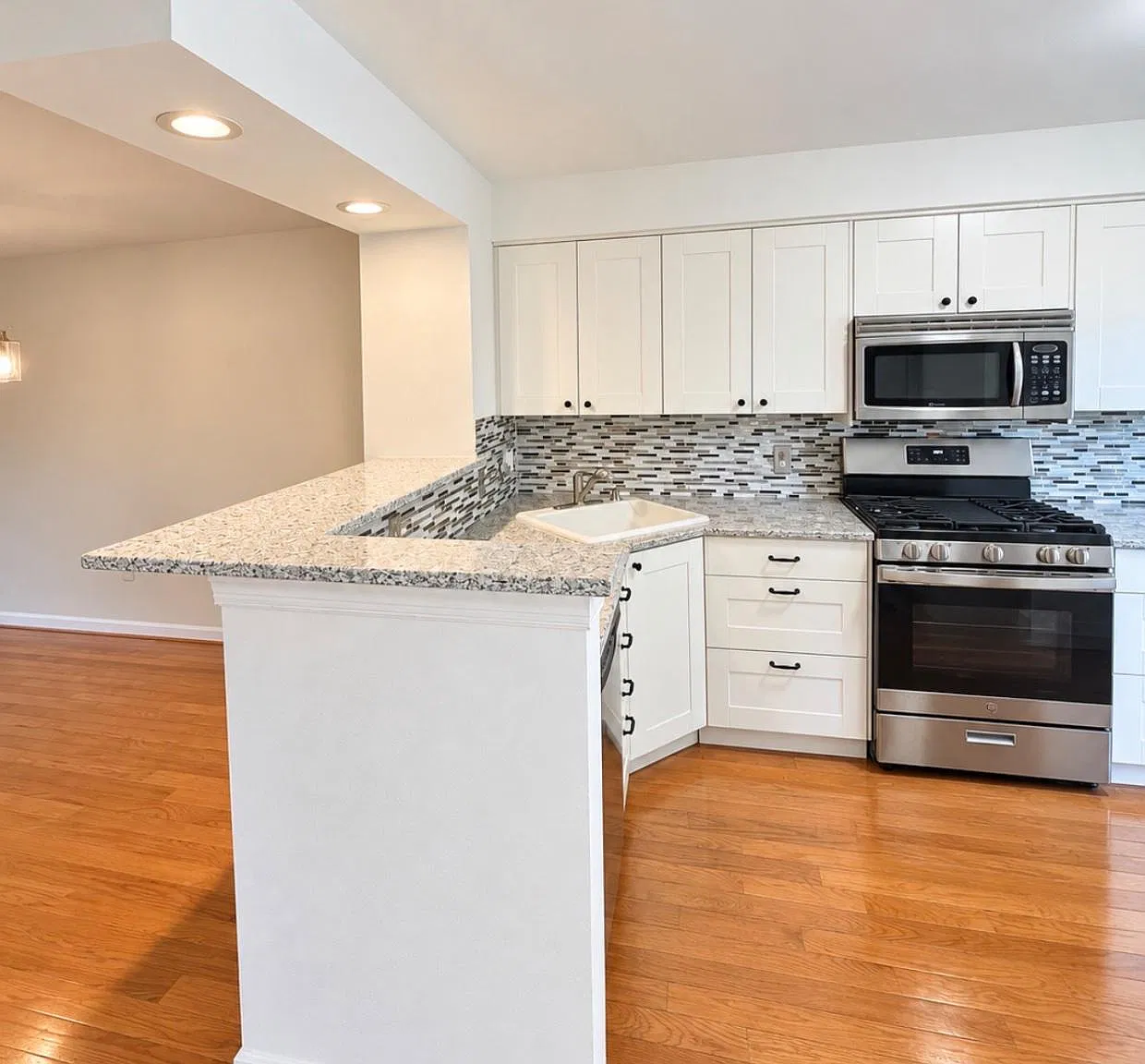 3 bed, 2.5 bath, 1288 sqft, $3,200 — Photo 3