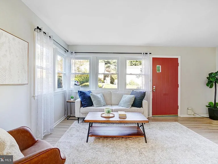7015 Stanford Dr — Photo 3