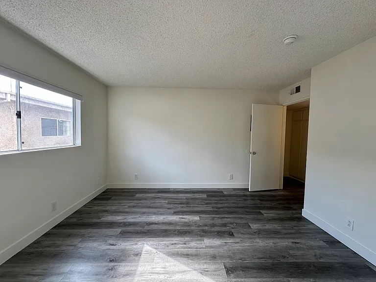 6451 Kester Ave #11 — Photo 8