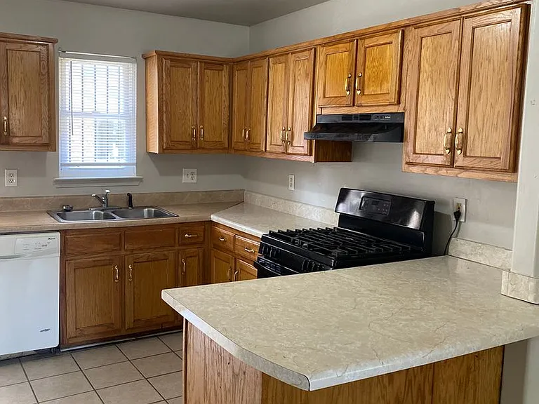 1572 Victor St — Photo 14