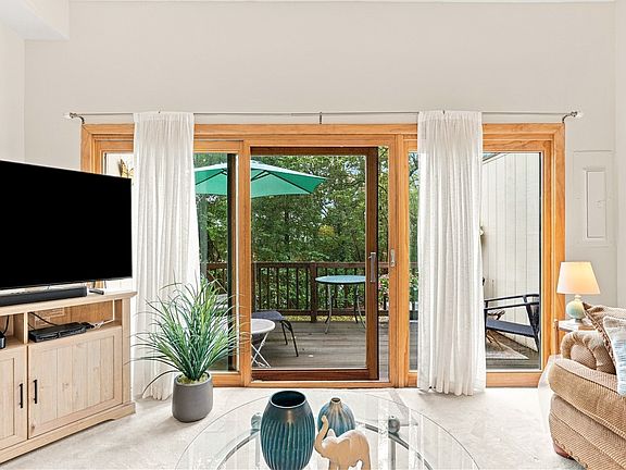 4th image of 244 Colony Ct