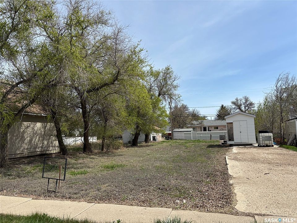1st image of 211 3rd Avenue W
