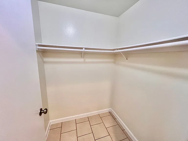 820 Glenoaks Apartments — Photo 15