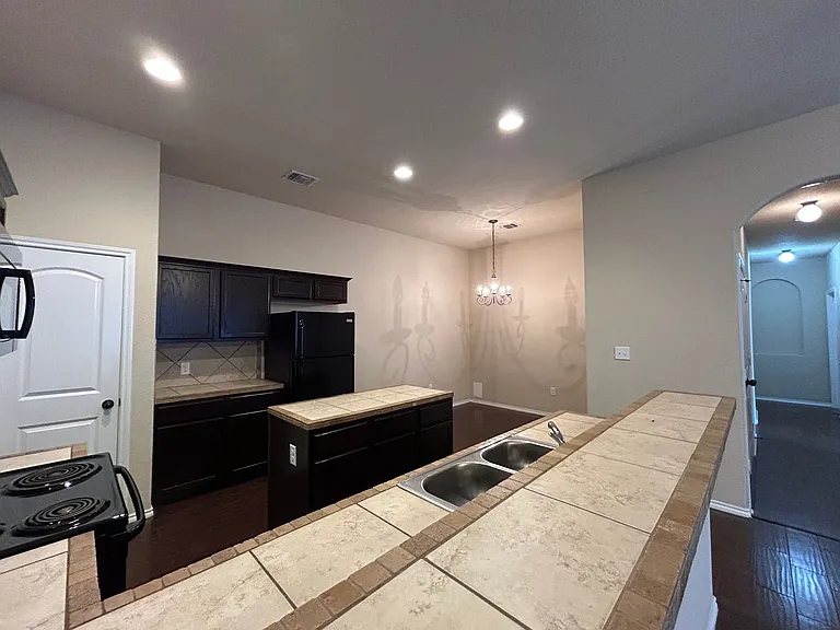 697 Creekside Cir — Photo 12